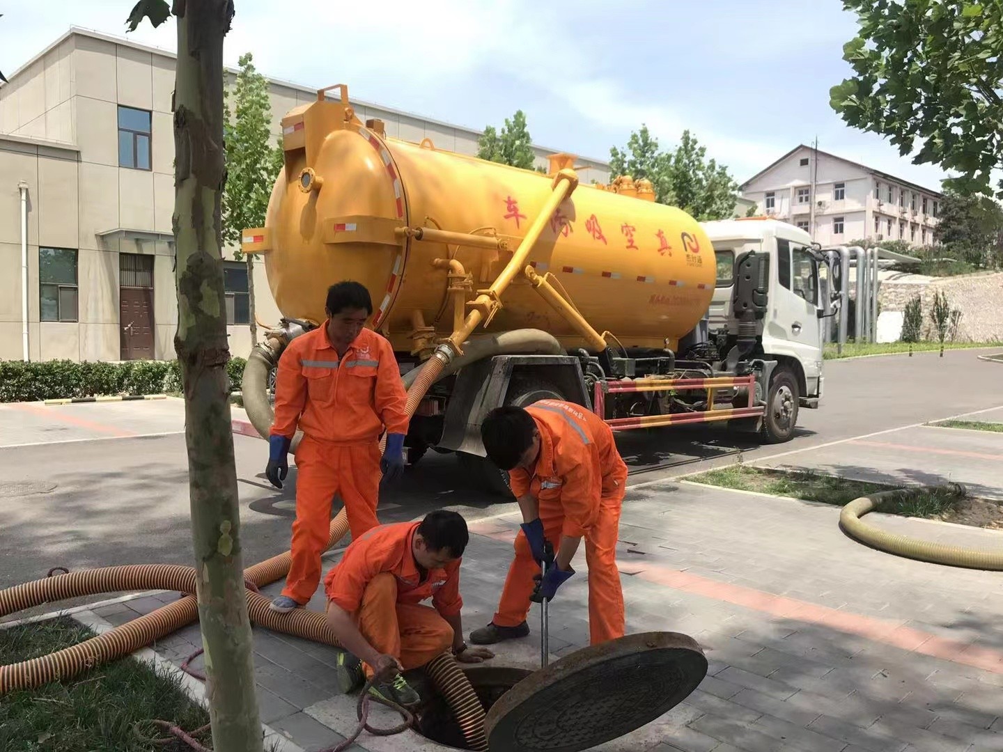 鹤岗化粪池清理与5-8吨吸粪车施工效率分析